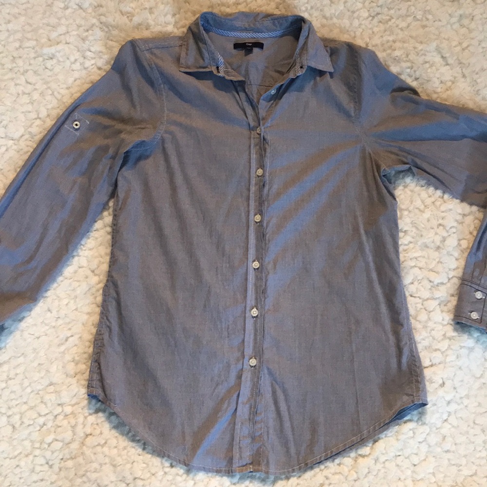GAP Women’s button down top - Small